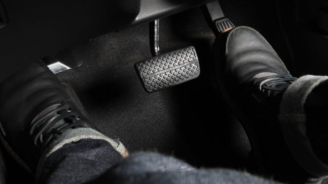 Ternyata Gara-gara Ini Pengguna Mobil Matik Gak Boleh Pakai Dua Kaki