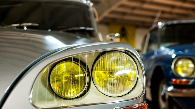 Lampu kuning pada mobil tua