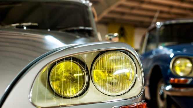 Kisah Unik Mobil Tua Memakai Lampu Warna Kuning