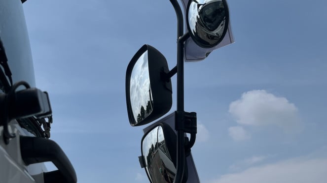 Tiga spion di truk besar