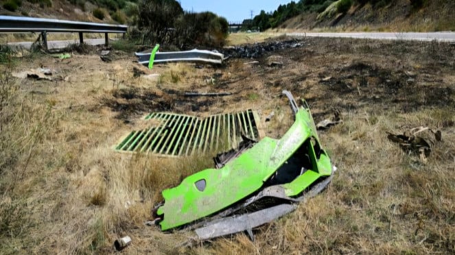 Puing-puing di lokasi kecelakaan yang terbakar menunjukkan Jota sedang bepergian