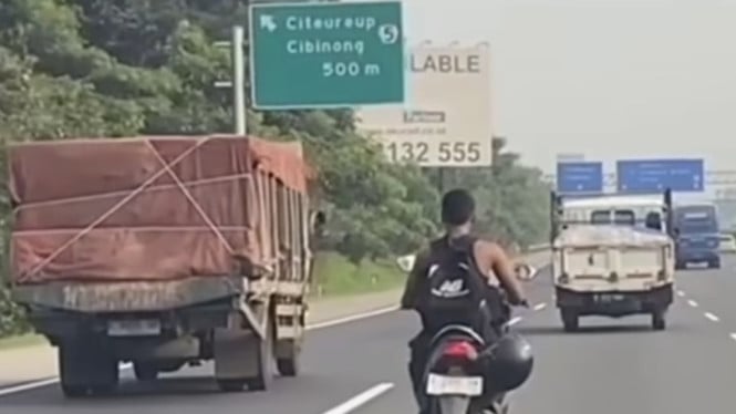 Santai Banget, Honda Vario Masuk Tol Gak Pakai Helm