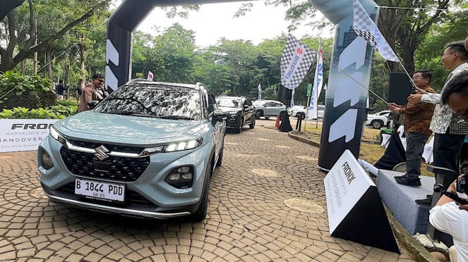Penyerahan unit Suzuki Fronx ke konsumen.