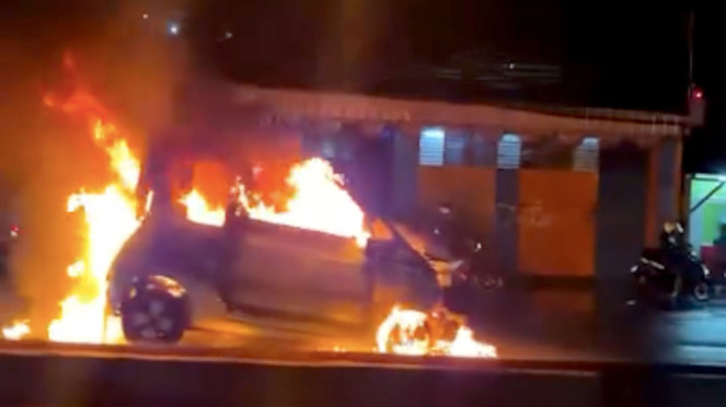Mobil listrik terbakar di Bandung, Jawa Barat.