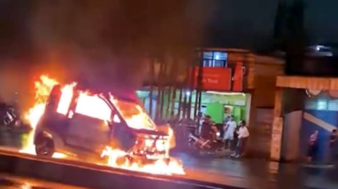 Mobil listrik terbakar di Bandung, Jawa Barat.