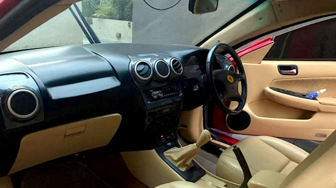 Mobil Toyota dimodifikasi jadi Ferrari