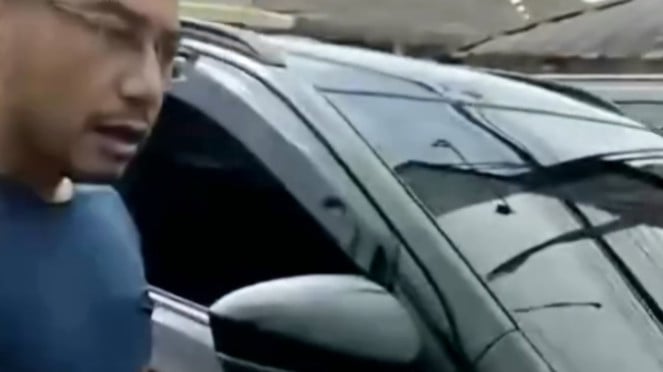 Pengemudi mobil hadang polisi patwal