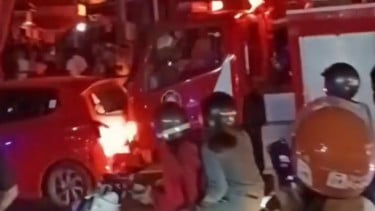 Video Damkar Seruduk Belakang LCGC yang Tak Beri Jalan saat Kondisi Darurat