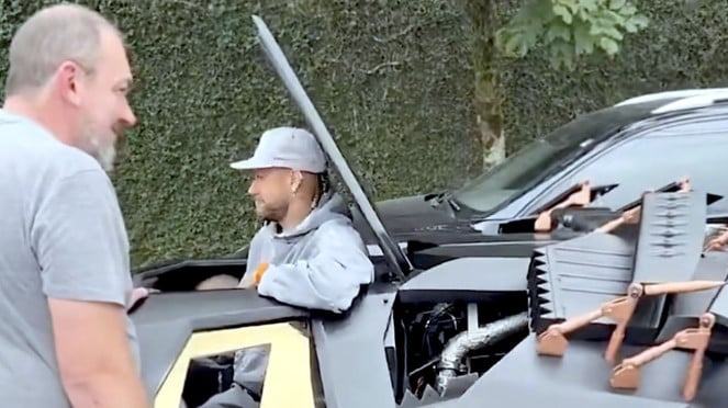 Neymar beli Batmobile