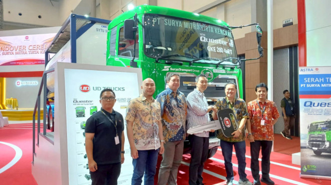 Penyerahan unit UD Trucks Quester Euro 5 ke konsumen di GIIAS 2025.