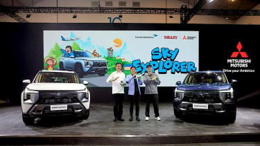 Nggak Cuma di Jalan, Mobil Mitsubishi Kini Mejeng di Kabin Pesawat