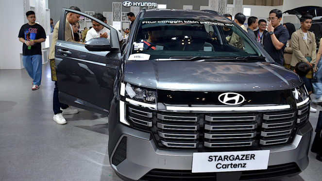Pengunjung GIIAS 2025 melihat-lihat Hyundai Stargazer Cartenz