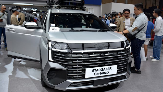 Pengunjung GIIAS 2025 melihat-lihat Hyundai Stargazer Cartenz X