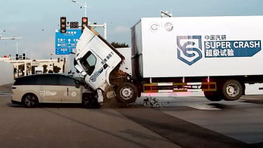 Uji Tabrak Mobil Listrik vs Truk Bikin Geger