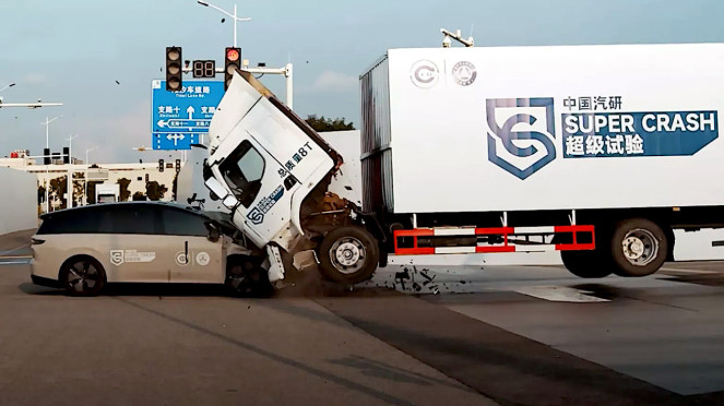 Uji tabrak mobil listrik Li Auto i8 vs truk Dongfeng