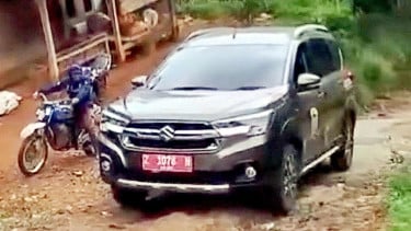Mobil Dinas Kesulitan di Jalan Rusak, Warga Pilih Rekam daripada Bantu