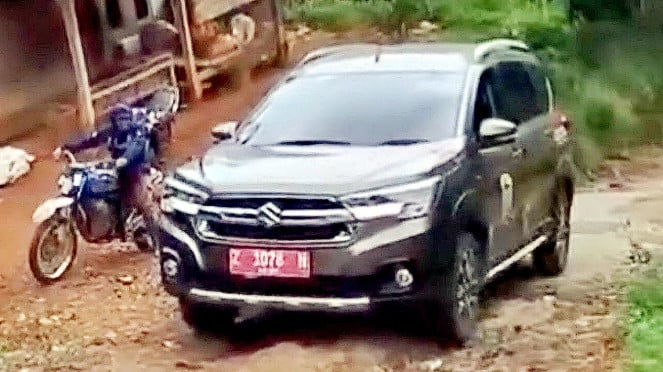 Mobil dinas desa di Tasikmalaya yang terjebak jalanan rusak.