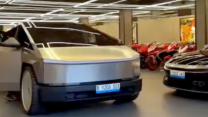 Isi garasi Ahmad Sahroni