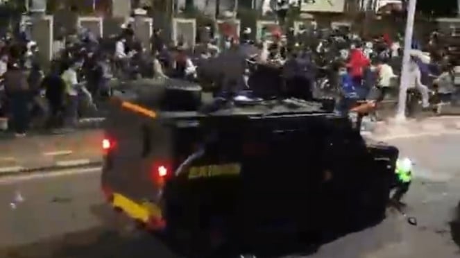 Screenshoot mobil taktis Brimob Barrcuda lindas pria pakai jaket ojol.