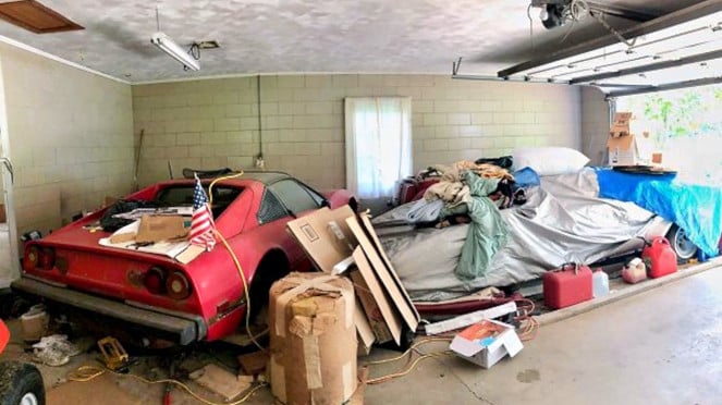 Ferrari 308 terbengkalai di gudang.