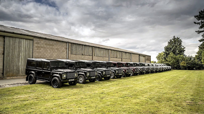 Ratusan Land Rover Defender 110 edisi terakhir.