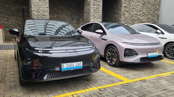 Xpeng G6 (kiri), Xpeng G6 Pro (kanan)