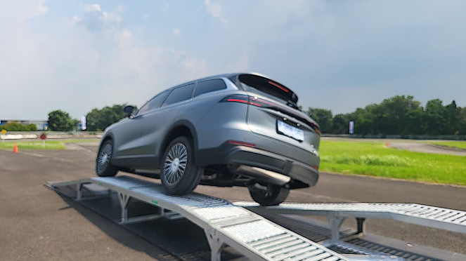 Test drive Chery Tiggo 9 CSH di Bridgestone Proving Ground