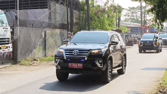 Toyota Fortuner di iring-iringan