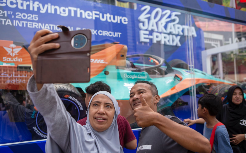 Mobil Formula E Gen3 Evo Curi Perhatian di Bundaran HI, Sirkuit Jakarta International E-Prix Ancol Siap 90%