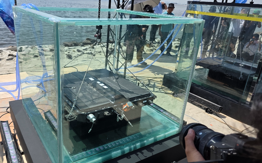 Gokil, Chery Bikin Extreme Test Rendam Baterai Tiggo 8 CSH, Pakai Air Laut!