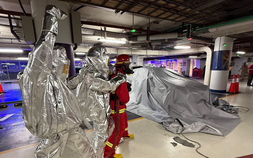 Jangan Panik, EVSafe Indonesia Kasih Simulasi Penanganan Mobil Listrik Terbakar di Fasilitas Umum