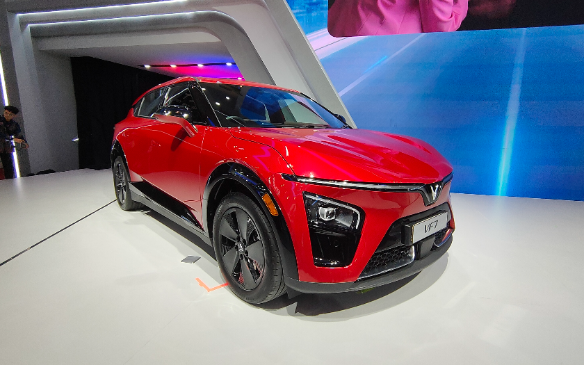 Beli Mobil Listrik VinFast VF7 Diganjar Harga Early Bird, Potongan Puluhan Juta di GIIAS 2025