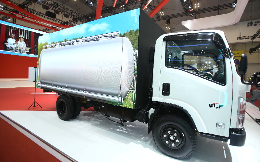 Isuzu ELF NMR di GIIAS 2025, Truk Jadi Media Interaktif Bukan Cuma Angkut Barang