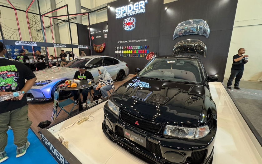 Berkat Cat Lokal Spider, Mitsubishi Lancer  Bersanding Keren dengan Lamborghini Aventador