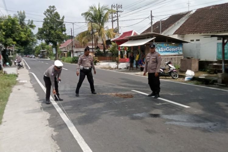 blind spot truk, Tips menghindari truk besar, bahaya berkendara dekat truk besar, Cara Aman Menghindar dari Truk Besar Saat Berkendara