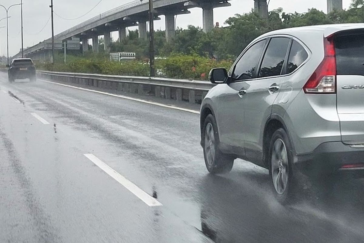 Sering Hujan Jangan Pakai Ban Botak, Cek Harga Ban Mobil Juni 2025