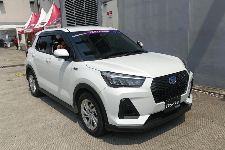 Daihatsu, kendaraan hybrid, GIIAS 2025, Rocky Hybrid, Daihatsu Rocky Hybrid: Solusi Berkendara Praktis