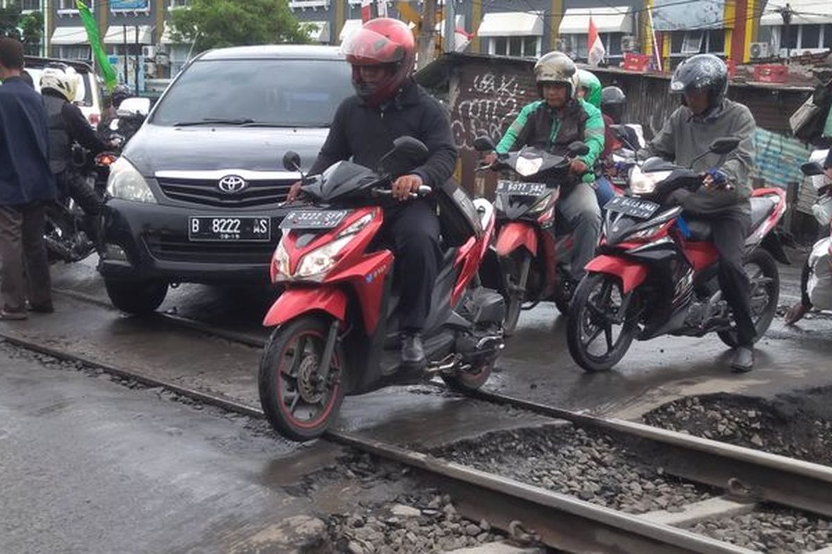 Penyebab Ban Mobil Selip dan Tak Bisa Melaju Saat Melintas Rel Kereta