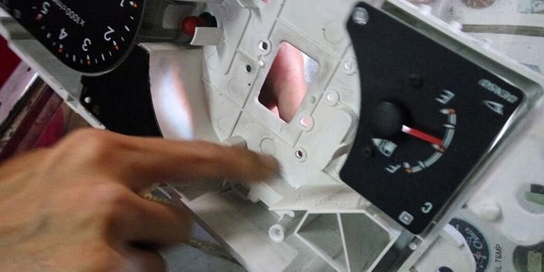 Mika, mika speedometer, speedometer mobil, perbaikan speedometer mobil, perbaikan mika speedometer, Biaya Perbaikan Mika Speedometer Mobil Mulai Rp 250.000