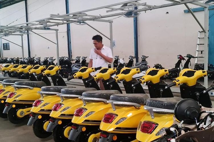 subsidi motor listrik, Sepeda Motor Listrik, Aismoli, otomotif, industri otomotif, kendaraan listrik, sepeda motor listrik, Subsidi Motor Listrik Belum Jelas, Para Pekerja Pabrik Dirumahkan