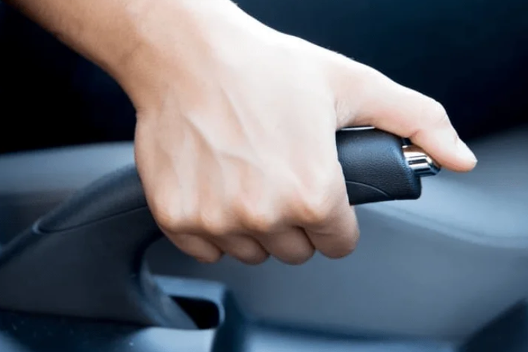 rem tangan, mobil lama, pengganjal ban, kerusakan rem parkir, Cara Aman Parkir Mobil Lama Tanpa Menarik Rem Tangan