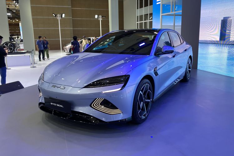 mobil listrik, Populer Otomotif, artikel terpopuler, ganti aki, toyota veloz, BBM RON 92, daihatsu ayla ev, BYD seal, Kelebihan dan kekurangan, Daihatsu Ayla EV dan Perbedaan Performa BBM RON 92