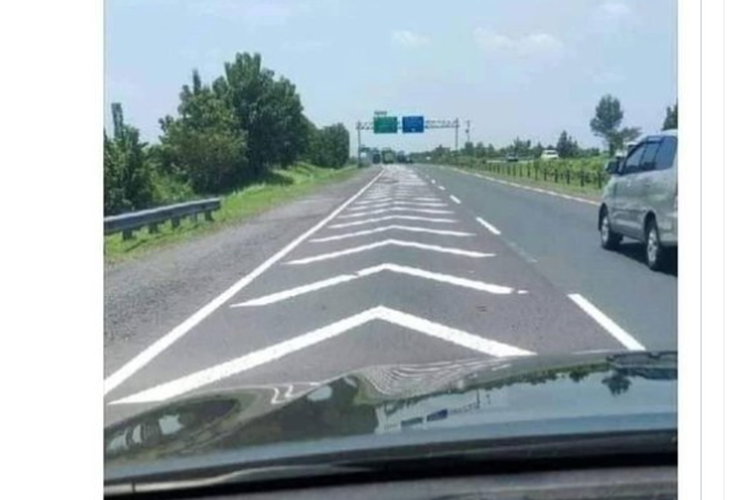 marka chevron, keselamatan lalu lintas, reducing marking, pengurangan kecepatan, Apa Itu Marka Chevron di Jalan Tol? Panduan Lengkap Untuk Pengemudi