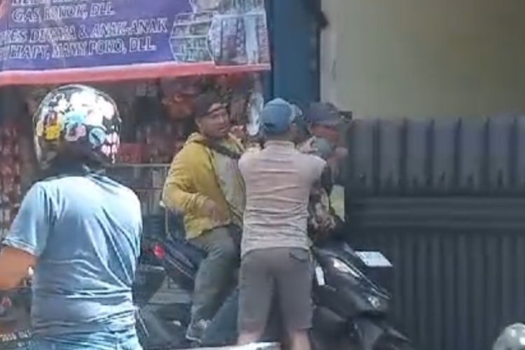 Mata Elang, debt collector, kendaraan bermotor, debt collector legal atau ilegal, Undang-Undang Fidusia, Undang-Undang Fidusia vs Mata Elang: Siapa yang Berhak Menarik Motor?