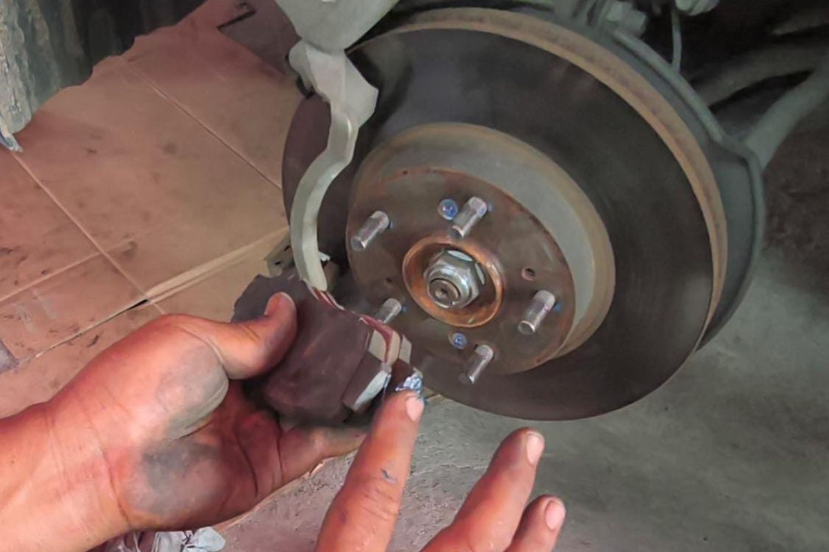 Rem Mobil Berdecit, Apakah Kampas Harus Segera Diganti?