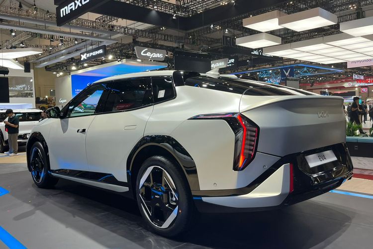 sedan listrik, Kia EV4, GIIAS 2025, Sedan listrik, teknologi E-GMP, Kia EV4: Sedan Listrik Futuristik Debut di GIIAS 2025