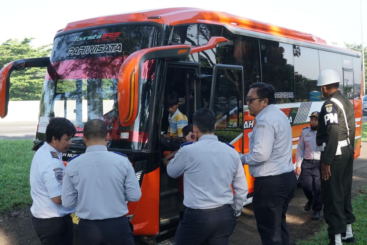 Pelanggaran Angkutan Umum di Tol Jagorawi Terungkap