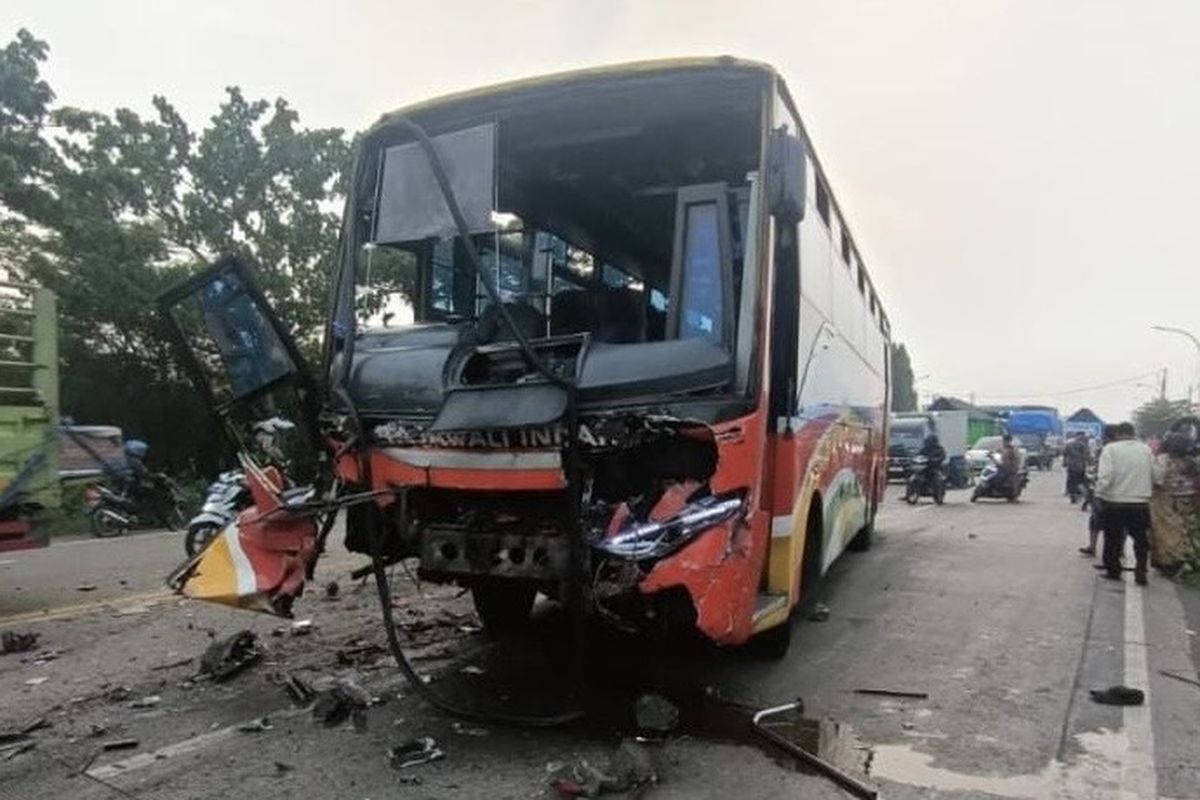 Kecelakaan Maut Mobil Rombongan Umrah dengan Bus karena Ban Selip