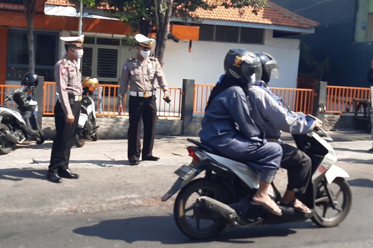 motor, benang, benang layangan, kecelakaan, sepeda motor, Cerita Pemotor Terjerat Benang Layangan, sampai Luka di Leher