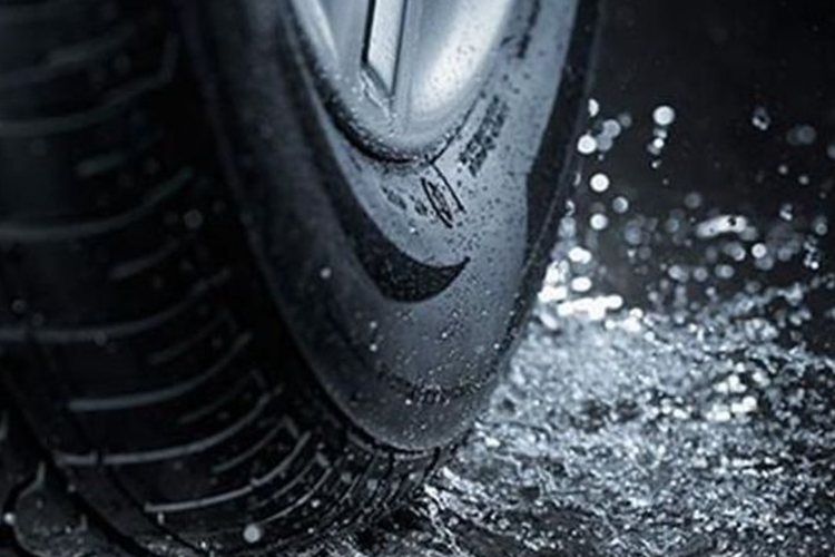 hujan, jalan, tergenang, mobil, aquaplaning, Aquaplaning, berkendara, oversteer, Waspada, Bahaya Aquaplaning Mengintai di Jalan Tergenang